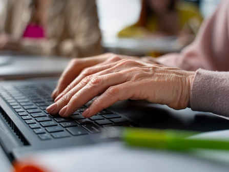 Curso de informática básica gratuito para pessoas acima de 50 anos tem inscrições abertas em Maringá