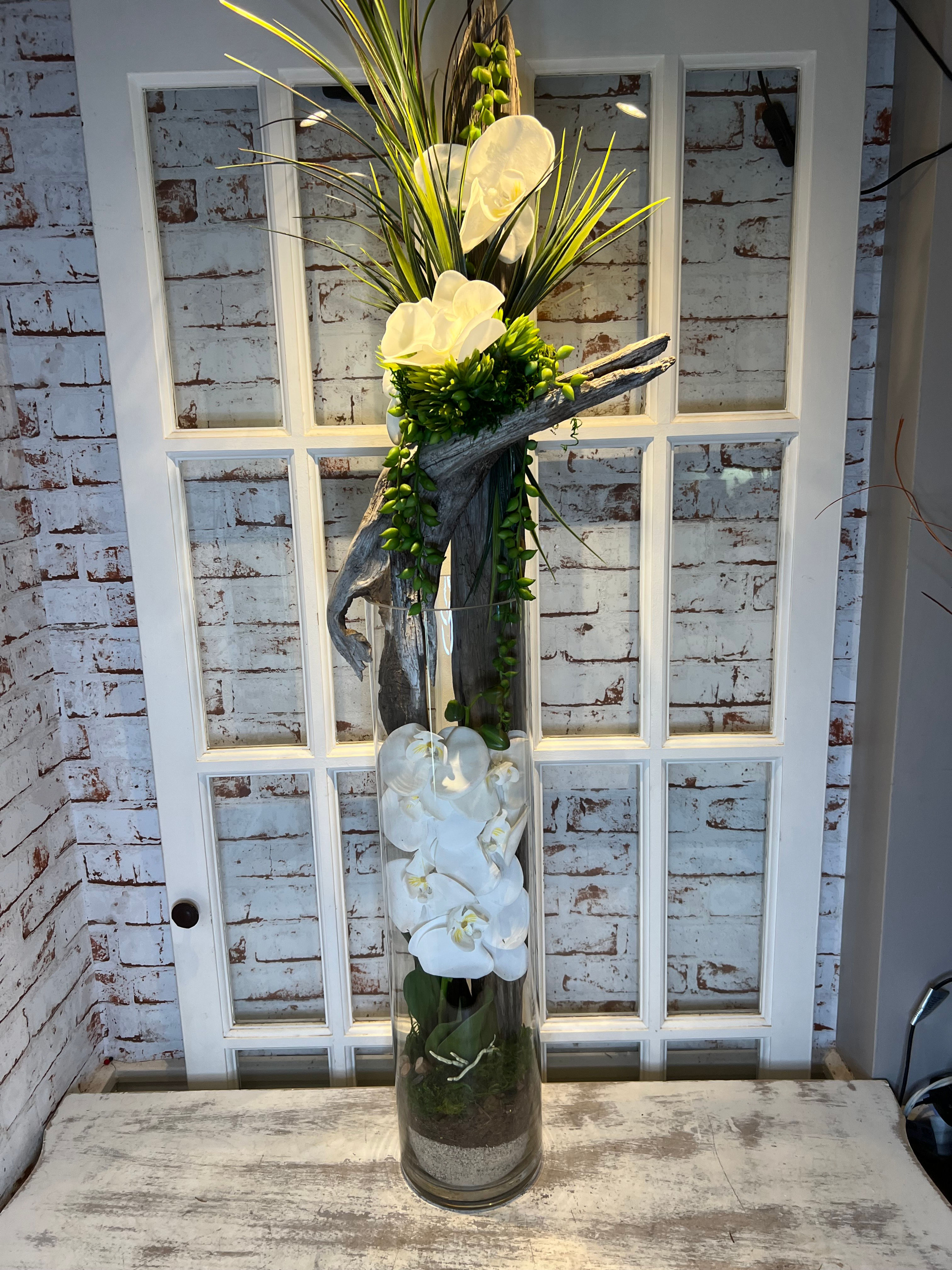 Arrangement vase et orchidée blanche.