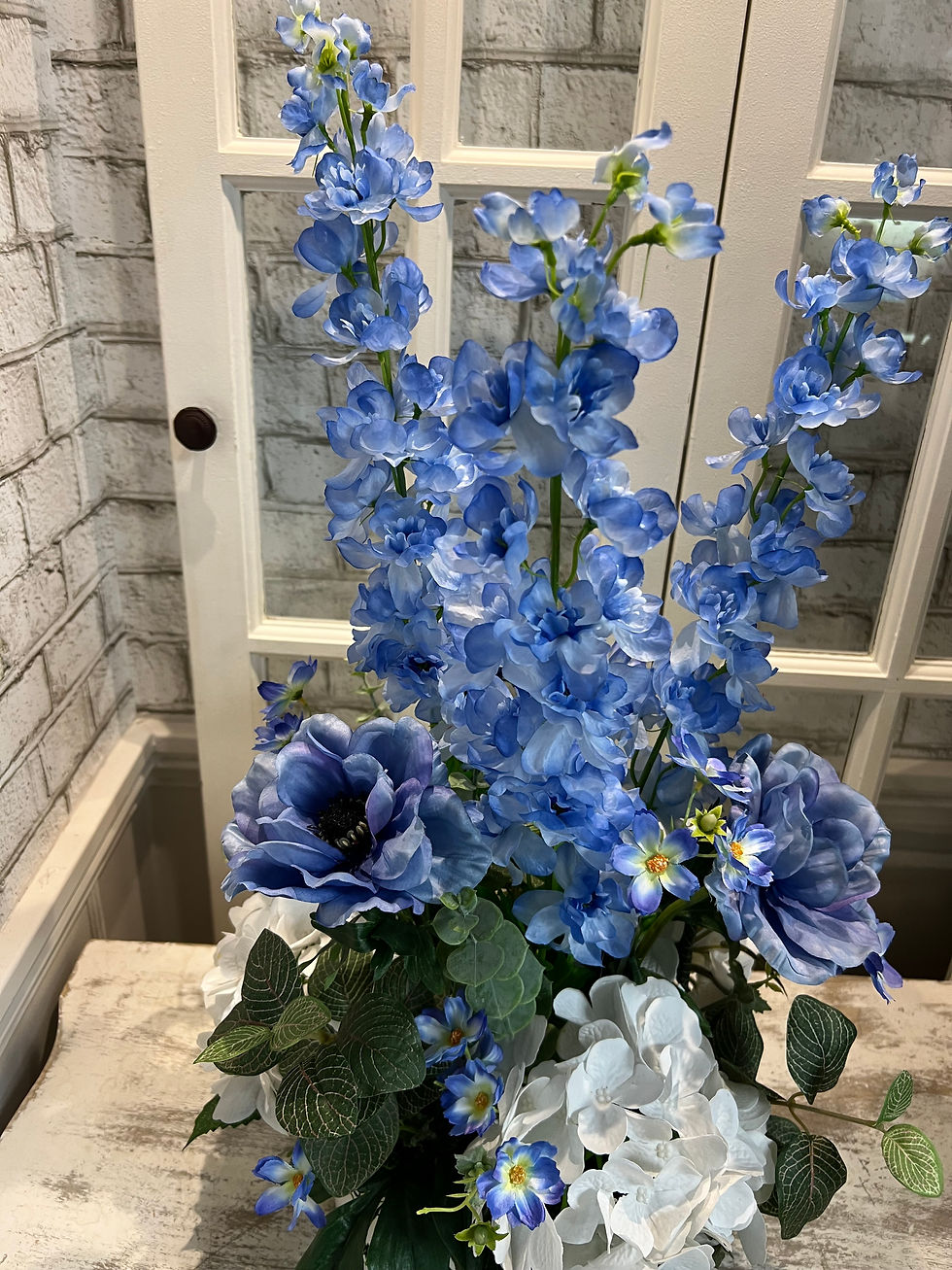 Miniature : Centre de table, hydrangeas , delphiniums et anémones.