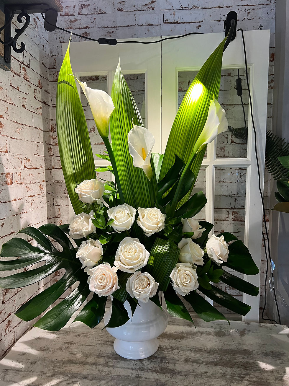 Corbeille funéraire Roses, Lys callas et verdures.