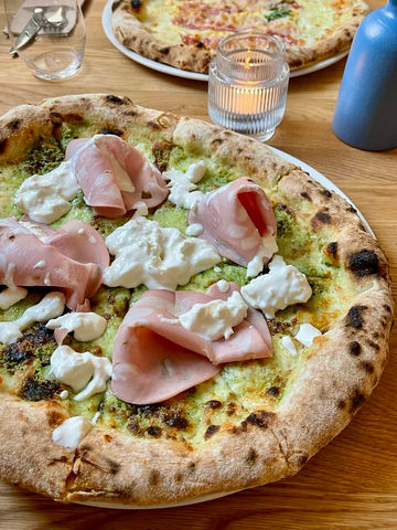 Leckere neapolitanische Pizza mit Mortadella und Pistazien in Offenbach am Main .jpeg