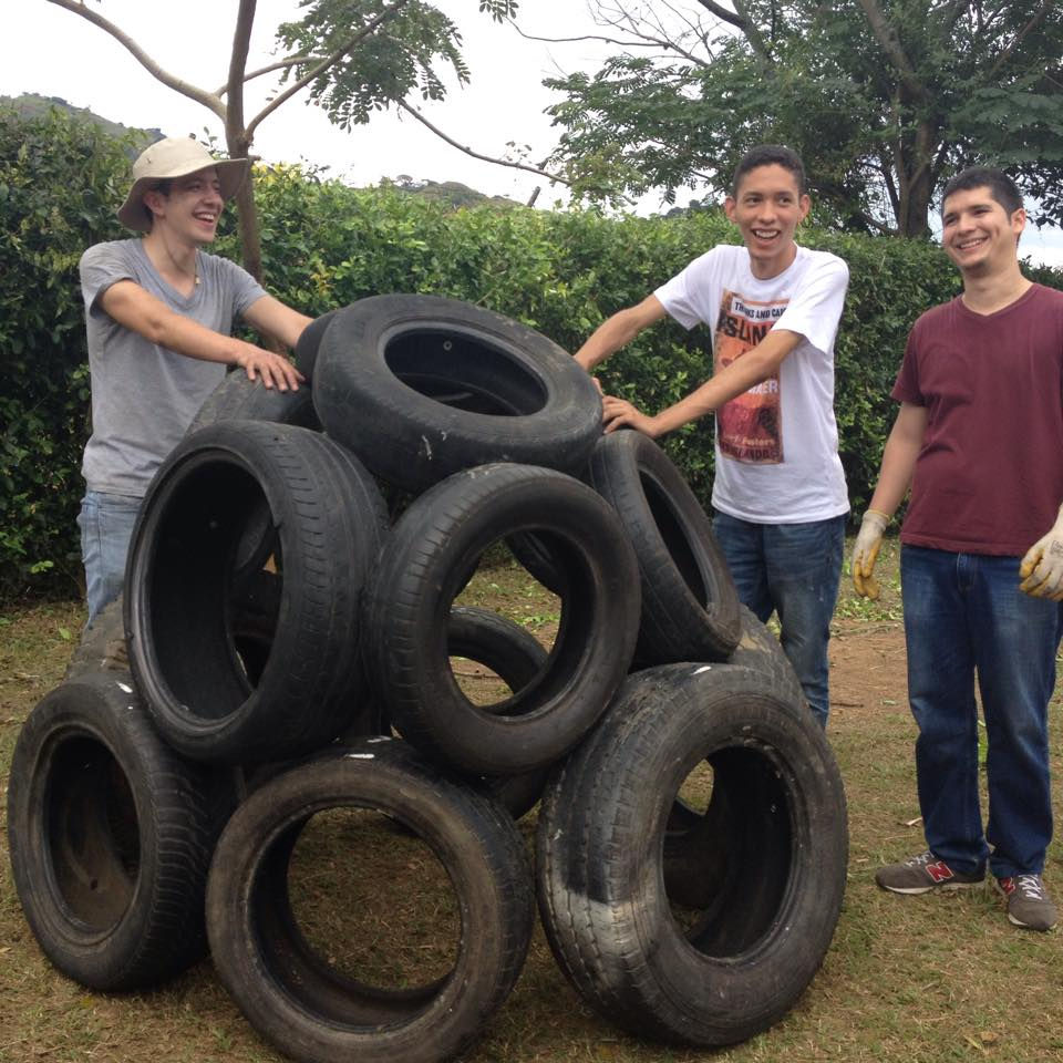 Estudiantes Ing. Civil construyen