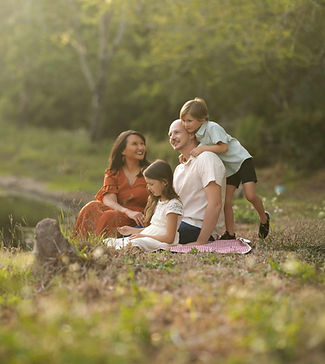 orlando-family-photographer-candid-lake-picnic.jpg