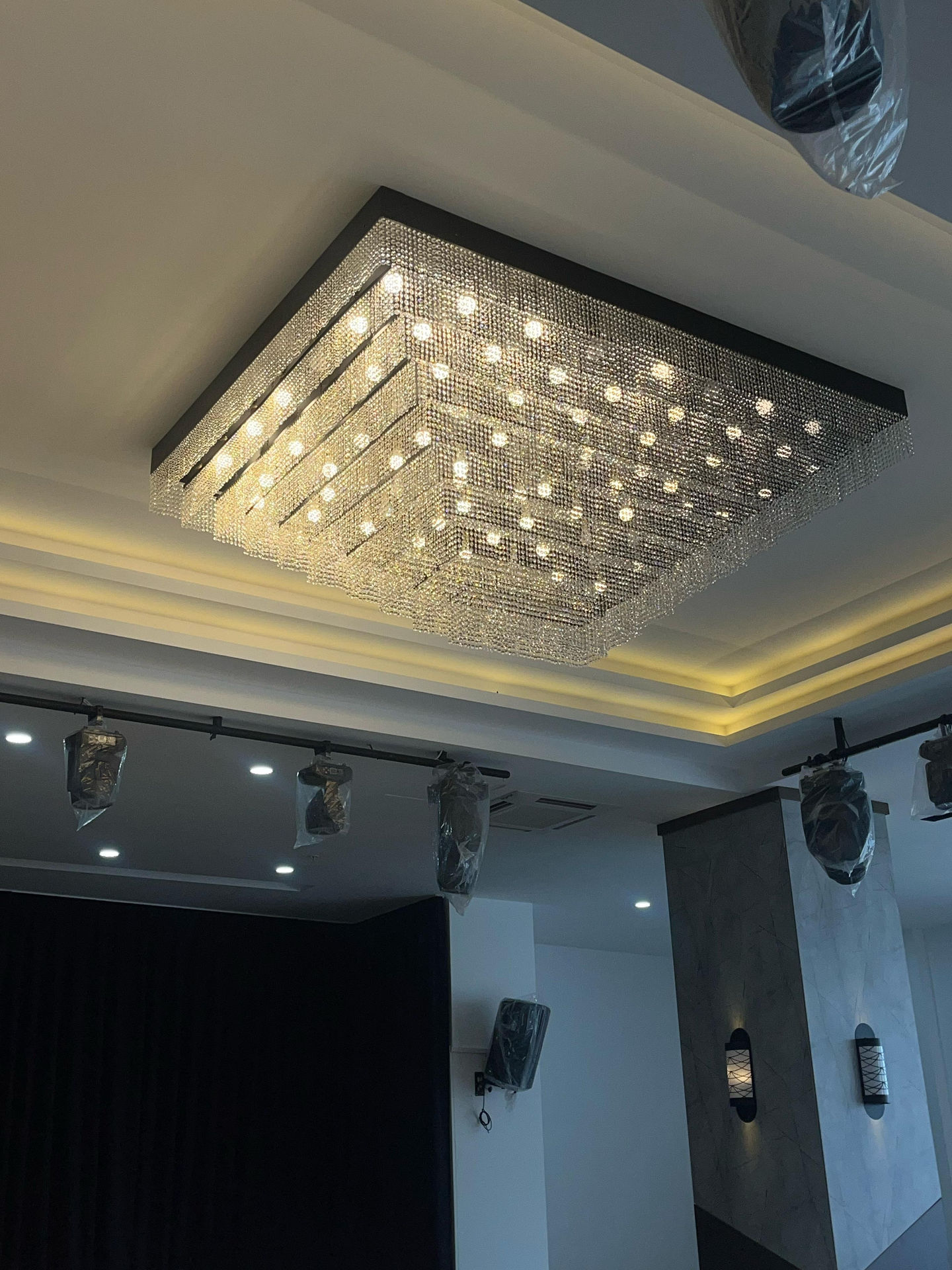 Samsun Deluxe Düğün Salonu Özel Tasarım Konspet Kristal Taşlı Avizeleri