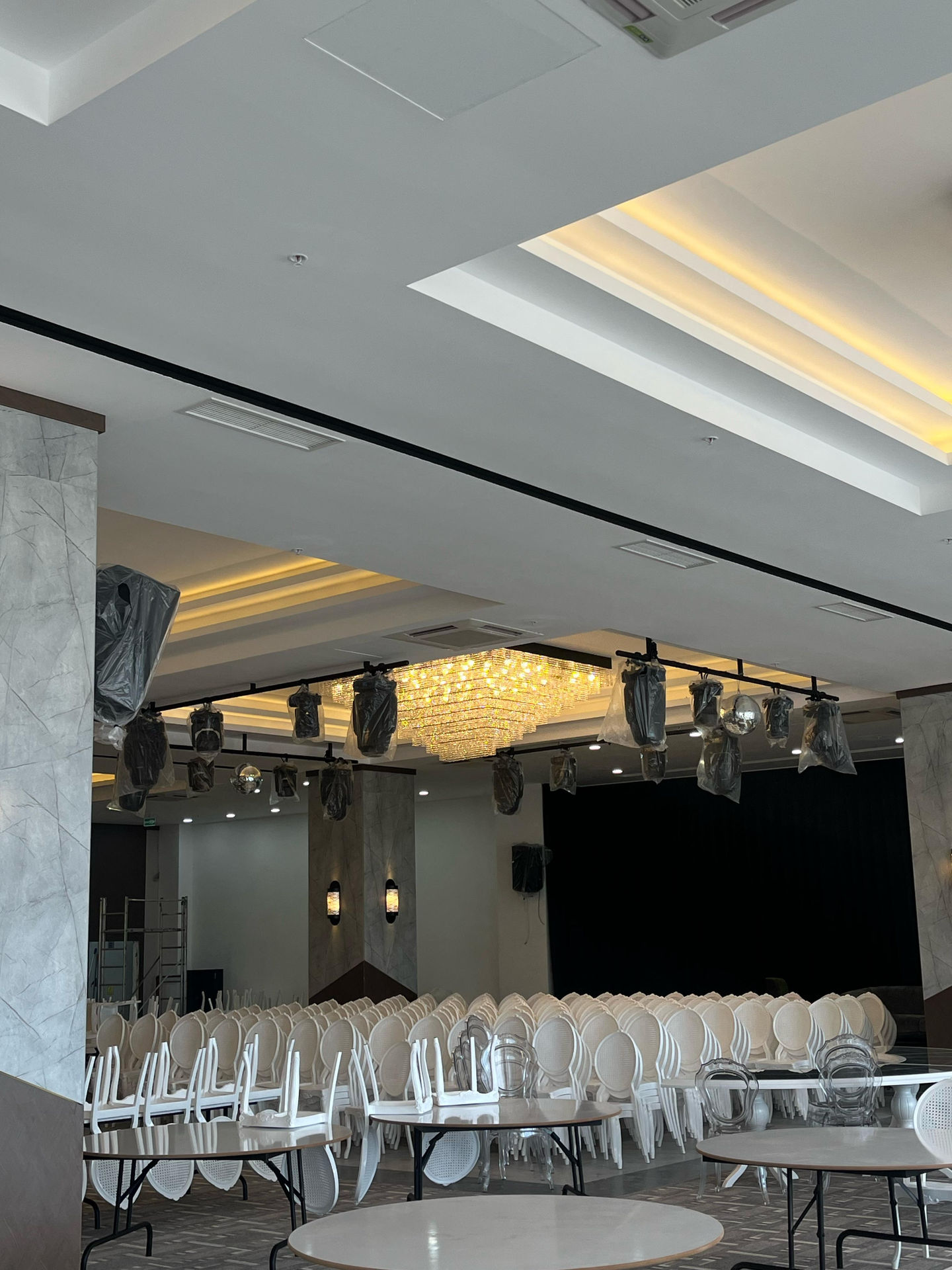 Samsun Deluxe Düğün Salonu Özel Tasarım Konspet Kristal Taşlı Avizeleri