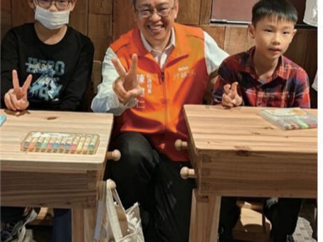 行政院長至銅門國小參訪國產課桌椅