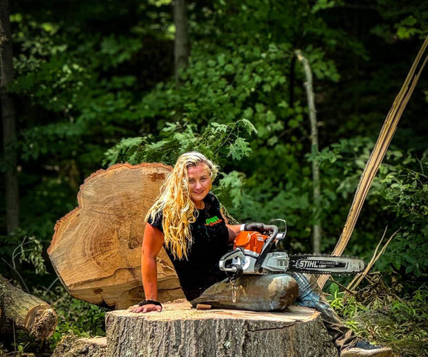 Tree arborist cut down extremely large danger tree in Medina ohio