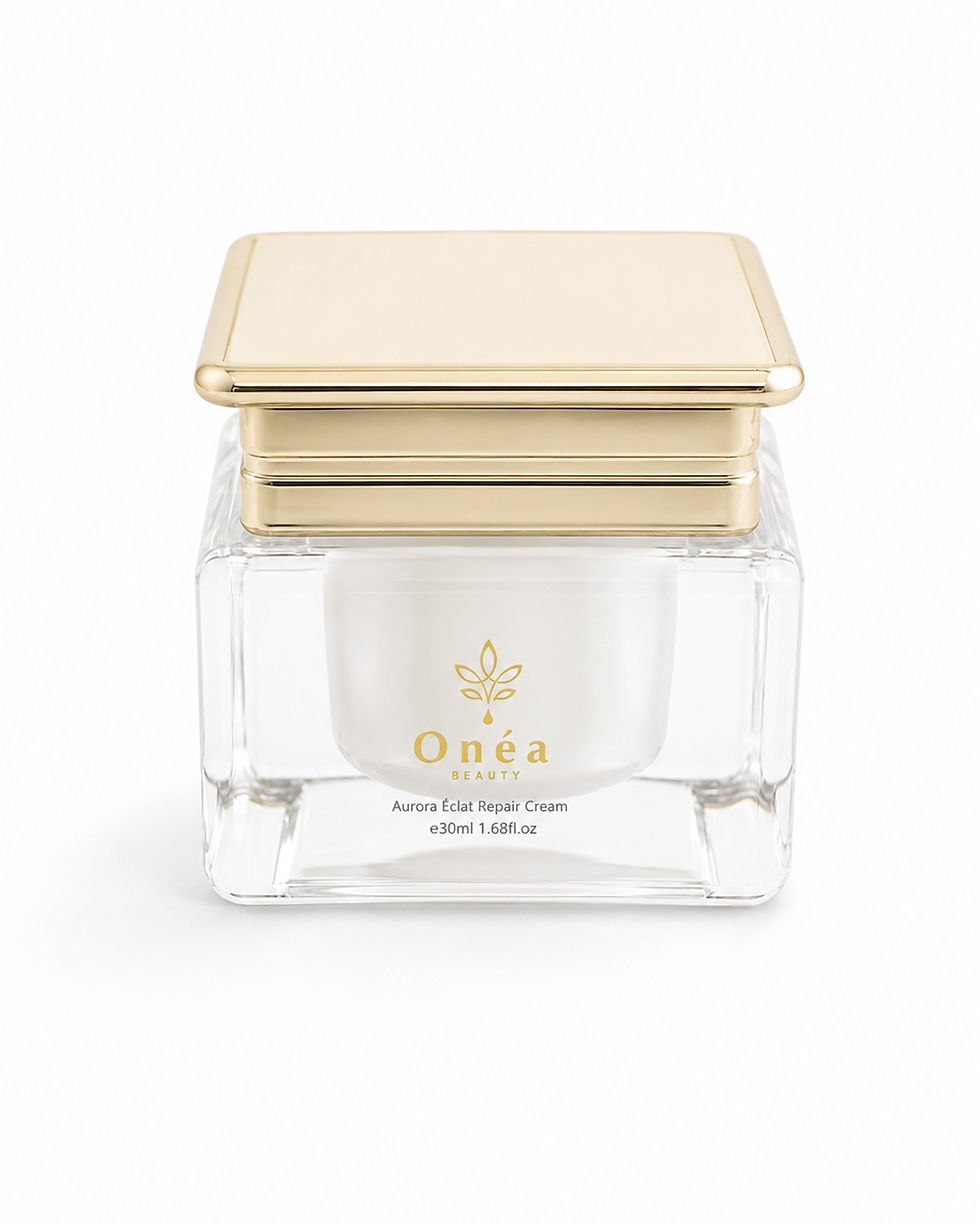 Onéa Aurora 極光淨白修護霜,白色乳霜瓶與金色瓶蓋產品照