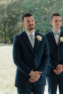 groom/waiting/for/bride