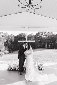 groom/bride/at/altar