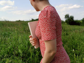 Stvaranje jednostavnosti na policama ormara | Priča o običnoj putnoj torbi i ljetnih danima.