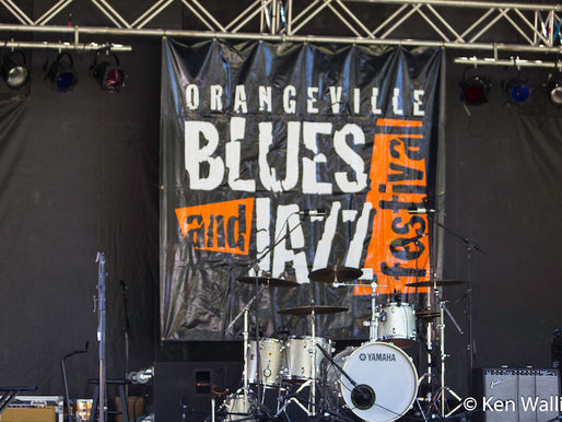 Ken Wallis conversa con Larry Kurtz, fundador y director artÃstico del Festival de Blues y Jazz de Orangeville