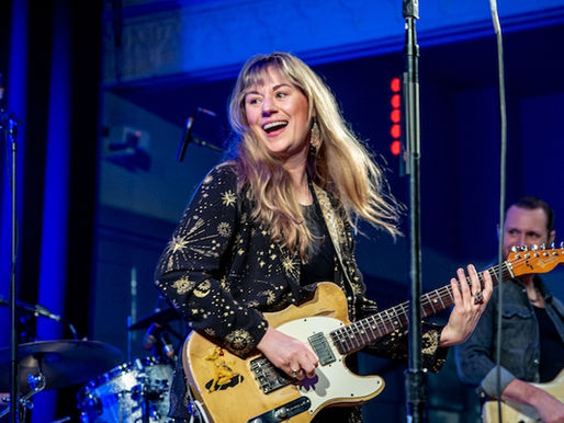 Donde el amor arde y se rompe: Joanne Shaw Taylor enciende la emoción en «The Trouble With Love»