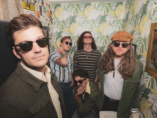 Des étouffantes fermes d’écrevisses de la Louisiane centrale aux scènes de Nashville et au-delà, John Hollier n’a jamais poursuivi seulement des notes et des accords ; il est en quête de vérité, d’énergie et d’un son qui vit.