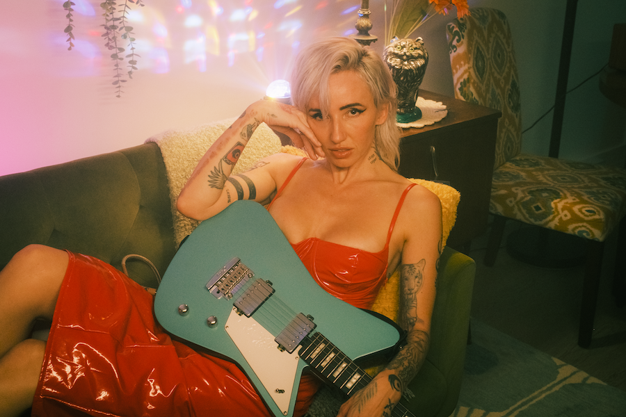 Como explica Lights, « ‘Learning To Let Go’ trata esencialmente de la transformación emocional.