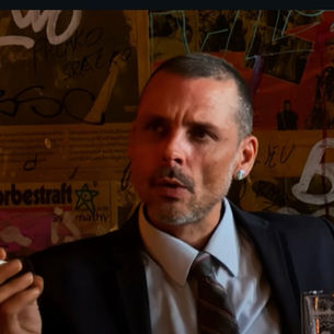 Some albums arrive quietly, like a late-night conversation that lingers long after the last word is spoken. Drivin’, the new release from Berlin-based Canadian singer-songwriter Luke Hawkins, is one of those records.