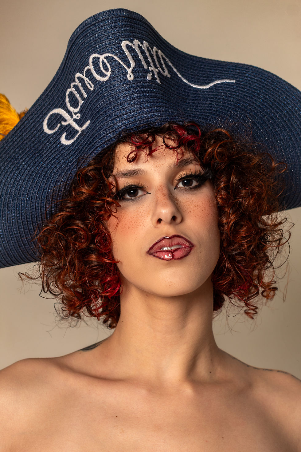 Foto de Azul Marine vestido de Capitão Naufrago, por Isadora Tricerri