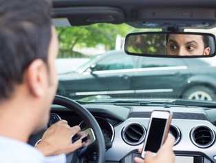 Las 8 distracciones más comunes que provocan accidentes de auto y cómo prevenirlas.