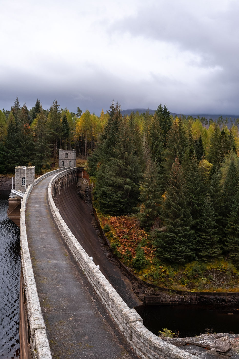 Laggan Dam surrounded by water and autumn colors