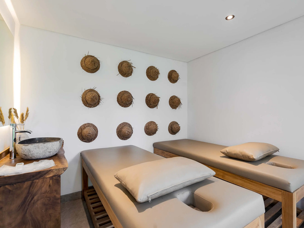Eleganter Spa- und Massageraum der Luxusvilla in Ubud mit zwei Massageliegen und ruhigem Ambiente.