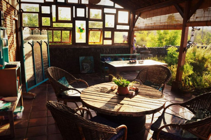 Gemütlicher Restaurant- und Loungebereich des Balila Beach Resort in Amed mit Sitzgelegenheiten und Blick in den tropischen Garten.