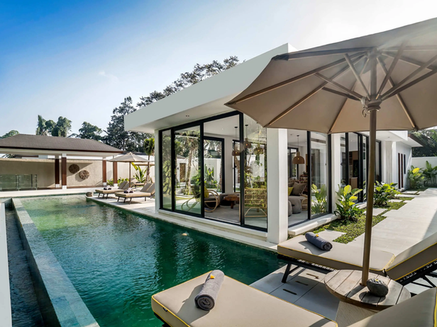 Moderne Luxusvilla in Ubud auf Bali mit privatem Pool, Sonnenterrasse und tropischem Garten.