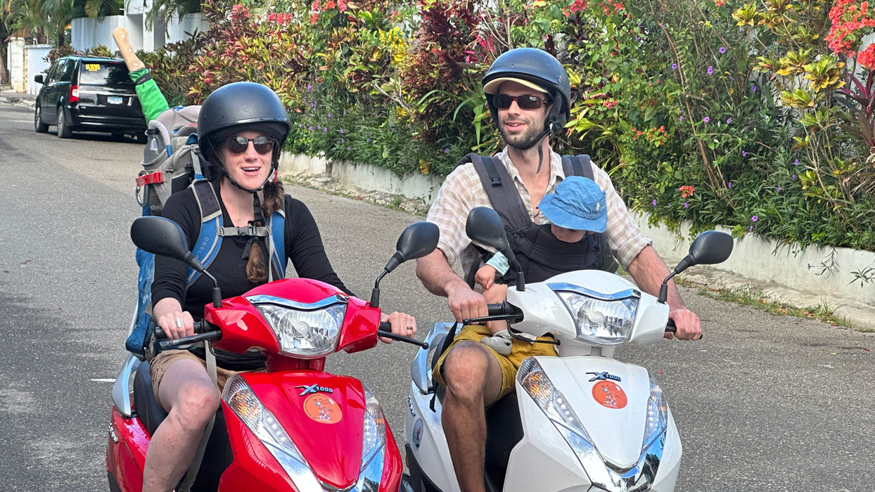 Family Moto scooter trip in Buen Hombre