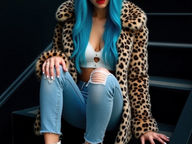 d'une jolie fêtarde de 18 ans aux yeux gris et aux longs cheveux bleu cobalt vif