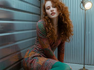 Création d'un moodboard femme aux cheveux bruns bouclés, assise sur le sol dans une robe à motifs et des collants verts