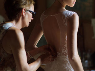 Inspiration d'un couturière épingle le tissu près des hanches, tandis que la mariée se tient droite