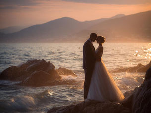 Création d'un moodboard d'un couple de mariés s'embrassant tendrement au bord de la mer