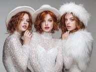 inspiration Trois jeunes femmes aux cheveux roux, portant des robes blanches scintillantes et des chapeaux de fourrure blanche