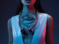 Création d'un moodboard de mode audacieuse d'une femme portant des bijoux imposants et des vêtements futuristes.