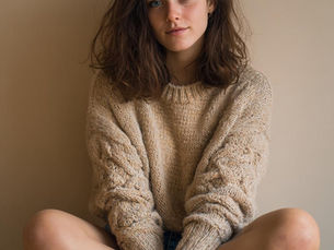 Création d'un moodboard d'une image d'une jeune femme caucasienne, assise, jambes croisées.
