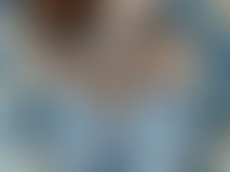 Création d'une image femme vue d'oiseau couché sur un lit de rose bleu