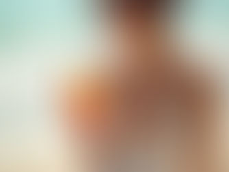 Création d’une image d’une femme indonésienne en détente sur la plage