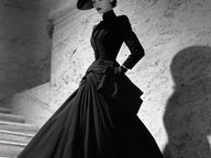 Création d'une image des année 1947 femme vêtue de la robe emblématique "New Look" de Dior de 1947