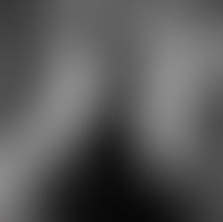 Création d'une image des année 1947 femme vêtue de la robe emblématique "New Look" de Dior de 1947