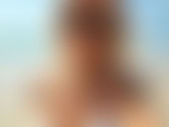 Création d'une photographie d'une femme à la plage (selfie)