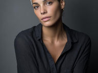 Création d'un moodbaord d'une femme avec un bandeau blanc