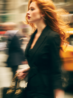 Création d'une image flou de mouvement d'une femme rousse au cheveux long