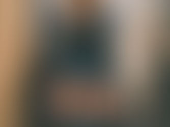 Création d'un moodboard d'une femme appuyée contre un poteau