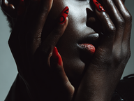 L'ÉQUILIBRISTE ÉCARLATE : UNE PERFORMANCE HAUTE COUTURE