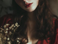 Création d'un eimage d'une femme de 25 ans aux cheveux longs