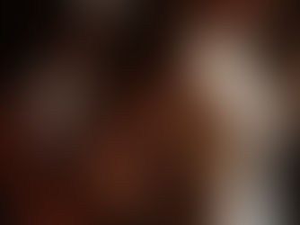 Création d'un moodboard d'un couturière épingle le tissu près des hanches, tandis que la mariée se tient droite