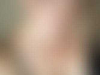 Inspiration d'une femme magnifique aux yeux bleus captivants, portant une robe élégante et moulante qui met en valeur ses courbes.