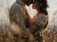 Création d'un moodboard d'un couple de mariés se tenant dans un champ d'herbes hautes