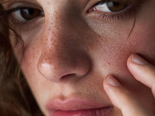 Création d'un moodboard visage expressif et la bouche entrouverte, touche son visage avec ses mains.