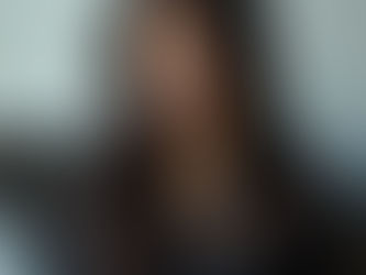Création d'une photographie d'une jeune femme au regard contemplatif et légèrement baissé