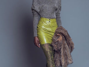 Création d'un moodboard image femme en jupe cuir vert chartreuse